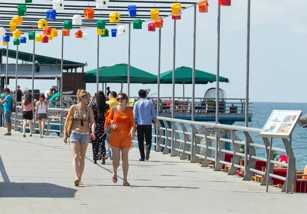 Menschen Die Auf Der Seebrücke Gehen — Stockfoto