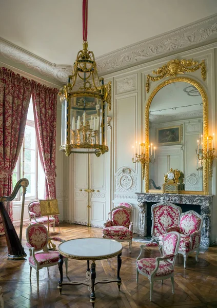 维尔赛莱斯 2014年7月29日 在法国凡尔赛 伟大的特里安宫的房间 教皇座堂是应路易十四的要求在凡尔赛宫的西北部建造的 — 图库照片