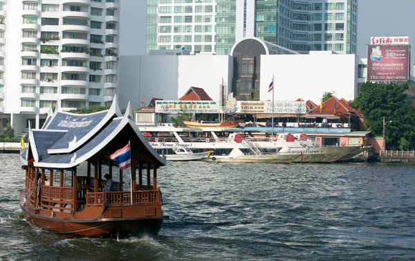 Boot Auf Dem Fluss Der Thailändischen Stadt — Stockfoto