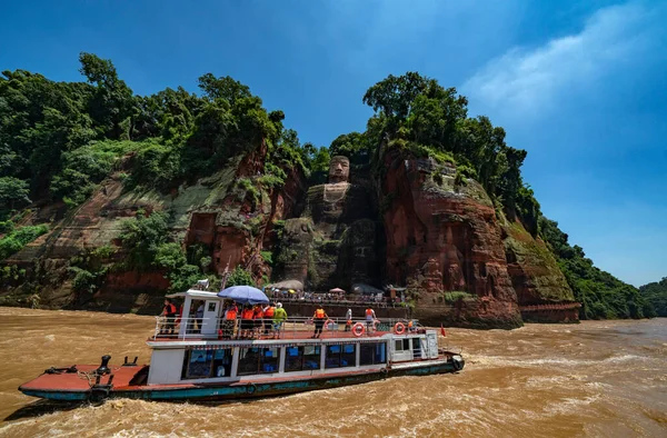 Hermoso Paisaje Tropical Con Barco Río Rocas Montañas —  Fotos de Stock