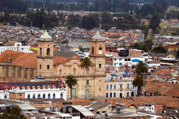 Zipaquira Colombia 2015年10月22日 Zipaquiraのメイン広場の実際のビュー 町は主に塩の大聖堂 トンネル内の塩鉱床の中に建てられた地下教会で知られています — ストック写真