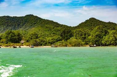 Kayalıkları ve denizi olan tropikal plaj