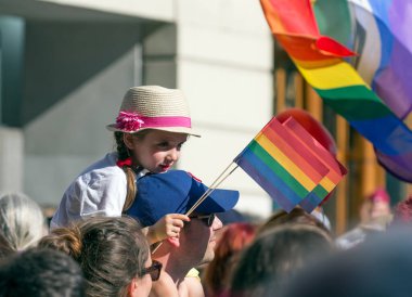 BUDAPEST, HUNGARY - Tanımlanamayan 11 Temmuz 20.00 'de yer aldı. Budapeşte Gay Onur Yürüyüşü 11 Temmuz 2015 tarihinde Budapeşte, Macaristan 'da LGBT (lezbiyen, gey, biseksüel ve transseksüel) haklarını desteklemek için düzenlendi.