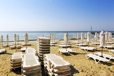 Akdeniz 'in kumlu sahillerinde plaj sandalyeleri