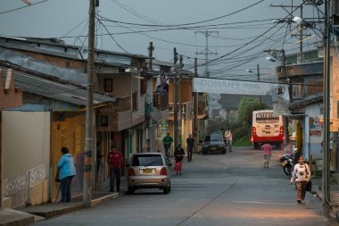 SALENTO, KOLOMBIA - 25 EKİM 2015: Salento 'da bir sokakta kimliği belirsiz insanlar. Salento, Kolombiya 'nın Zona Cafetera bölgesinde, Quindao departmanında sakin bir kasabadır..