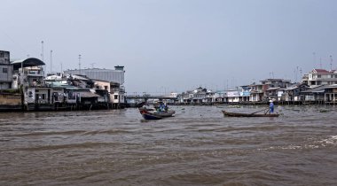 Nehirde balıkçı tekneleri