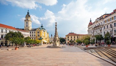 Prag şehrinin merkezindeki eski belediye binasının manzarası