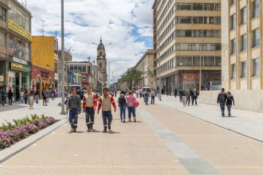 BOGOTA, COLOMBIA - 22 Ekim 2015: Kimliği belirsiz insanlar La Candelaria 'nın diskinde yürüyorlar. La Candelaria Bogota 'nın tarihi merkezi. Kolombiya 'nın başkenti burada 1538' de kuruldu.