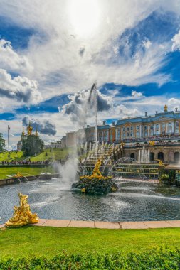PETERSBURG, RUSSIA - 12 AĞUSTOS 2018: Peterhof Sarayı, UNESCO dünya mirası sahası, çeşmeler ve bahçeler.