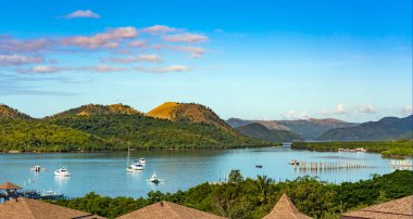 Dağlardaki güzel göl manzarası