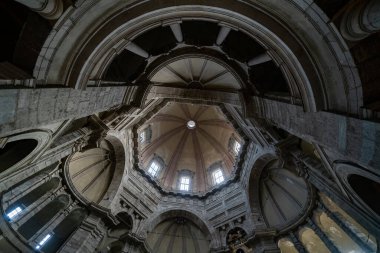 Milan, İtalya - 22 Ekim 2019: Milano, Lombardiya 'daki San Lorenzo Maggiore Kilisesi.