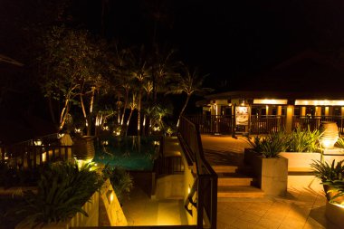 Tropiklerdeki otelin gece manzarası.