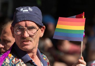 BUDAPEST, HUNGARY - Tanımlanamayan 11 Temmuz 20.00 'de yer aldı. Budapeşte Gay Onur Yürüyüşü 11 Temmuz 2015 tarihinde Budapeşte, Macaristan 'da LGBT (lezbiyen, gey, biseksüel ve transseksüel) haklarını desteklemek için düzenlendi.