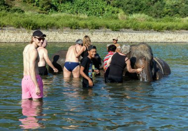Myanmar 'da fillere binen insanlar