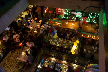 BOGOTA, COLOMBIA - 22 Ekim 2015: Kolombiya başkentinin merkezindeki gece barı ve barı. Bogota Latin Amerika 'nın en hızlı büyüyen büyük şehridir..