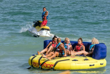 ELENITE, BULGARIA - 16 Temmuz 2016: Elenite Holiday Village plajında, Elenite Holiday Village 'ın sadece 10 km kuzeyinde bulunan insanlar şık villalar ve otel konaklamaları sunuyor 