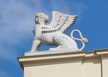 Binanın çatısında bir aslan heykeli.