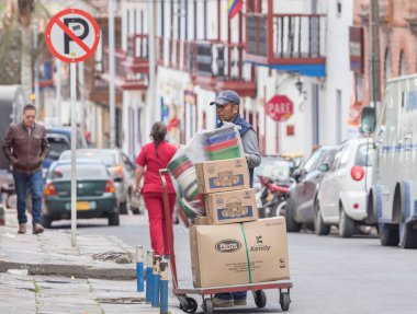 ZIPAQUIRA, COLOMBIA - 22 Ekim 2015: Zipaquira şehir merkezindeki insanlar. Kasaba öncelikle tuz katedrali olarak bilinir. Bir tünelde tuz deposu içine inşa edilmiş bir yeraltı kilisesi..