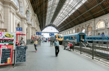 BUDAPEST, HUNGARY - 16 Haziran 2016: Budapeşte 'deki Keleti İstasyonu' nun İçi. Keleti, 1884 yılında açılan Doğu tren istasyonudur ve Avrupa 'nın en büyük tren istasyonlarından biridir..