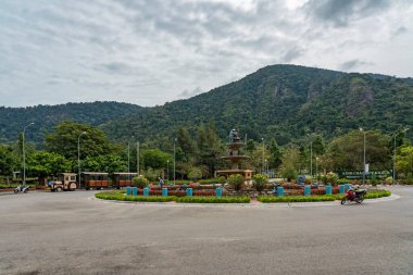 Asya 'nın tropik kentindeki meydan manzarası