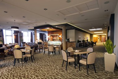 Şehir merkezinde bir kafe.