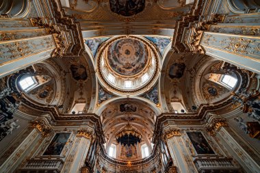 Avrupa 'daki eski katedralin içi