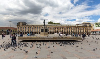 BOGOTA, COLOMBIA - 22 Ekim 2015: Başkent merkezindeki Bolivar Meydanı 'nda kimliği belirsiz insanlar. Bogota Latin Amerika 'nın en hızlı büyüyen büyük şehridir..