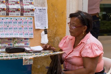 CARTAGENA, COLOMBIA - 29 Ekim 2015: Cartagena şehir merkezinde kimliği belirsiz bir kadın. Kolombiya 'nın en büyük beşinci şehri ve Barranquilla' dan sonra bölgenin en büyük ikinci şehridir..