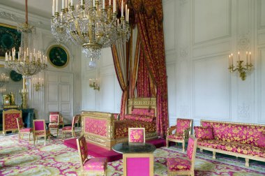 VERSAILLES - 29 Temmuz 2014 'te Versailles, Fransa' da büyük Trianon Sarayı 'nda bir oda. Papalık, 14. Louis 'in isteği üzerine Versay' ın kuzeybatısında inşa edildi..