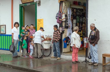 SALENTO, KOLOMBIA - 25 EKİM 2015: Salento 'da bir sokakta kimliği belirsiz insanlar. Salento, Kolombiya 'nın Zona Cafetera bölgesinde, Quindo departmanında küçük sakin bir kasabadır..