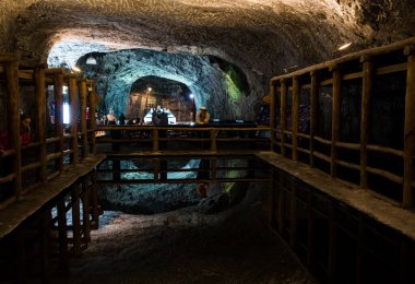 ZIPAQUIRA, COLOMBIA - 22 Ekim 2015: Yeraltı Tuz Katedrali Zipaquira 'yı ziyaret eden turistler, madendeki çok renkli tünellerde inşa edildi. 