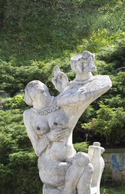 Parktaki aslan heykeli