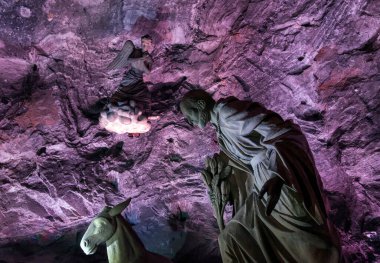 ZIPAQUIRA, COLOMBIA - 22 Ekim 2015: Yeraltı tuz katedralindeki şapel Zipaquira çok renkli tünellerde bir madenden inşa edildi.