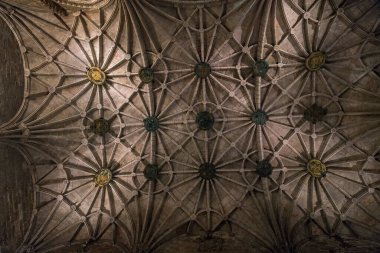 Şehirdeki eski evin içinde.