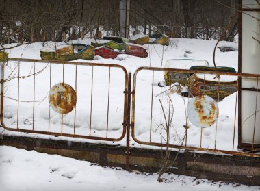 Parktaki eski tahta atlıkarınca
