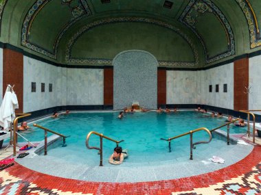 BUDAPEST, HUNGARY - NOVEMBER 4, 2017: Gellert Spa and Bath 'ın içi, sanat Nouveau stilinde popüler bir termal banyo, 1918 yılından beri açıktır..