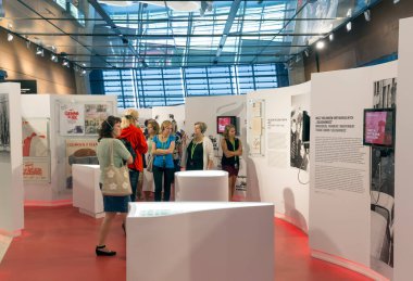 GDANSK, POLAND - 20 Eylül 2015 'te Polonya' nın Gdansk kentinde olduğu gibi Solidarnosc Merkezi 'nin İçişleri. Anma müzesi 31 'de açıldı. - Sekiz. Gdansk limanında 2014, AB tarafından finanse ediliyor.