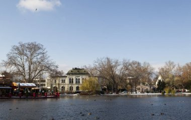 Stockholm şehrindeki nehir manzarası.