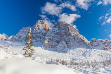 İsviçre Alplerindeki dağların manzarası