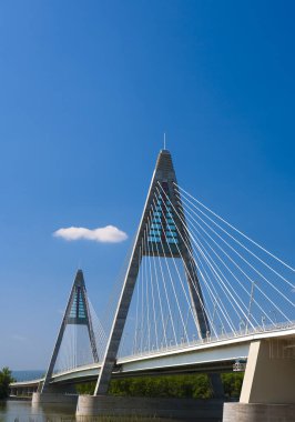 Nehrin üzerindeki köprünün manzarası