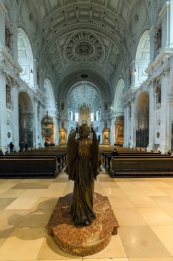 Aziz George Katedrali 'nin içinde, Kutsal Mezar Şehri' nin merkezinde.