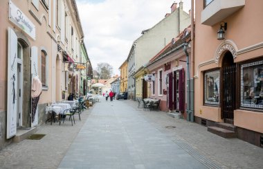 EGER, HUNGARY - 21 Mart 2016: Eğer şehir merkezi, Heves ilçesi ve Kuzey Macaristan 'ın ikinci büyük şehri (Miskolc' ten sonra)).