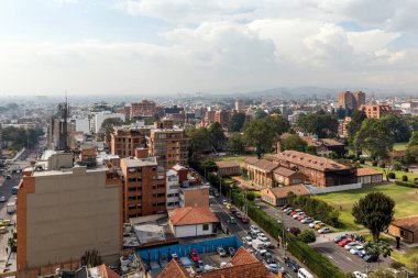 Kolombiya Montserrat tepesinden Bogota 'nın sisli manzarası