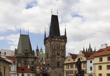 Charles Bridge ve Prag şehrinin olduğu eski belediye binasının manzarası.