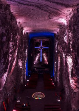 ZIPAQUIRA, COLOMBIA - 22 Ekim 2015: Yeraltı tuz katedralindeki şapel Zipaquira çok renkli tünellerde bir madenden inşa edildi.