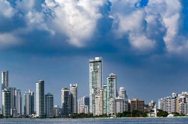CARTAGENA, COLOMBIA - 29 Ekim 2015: Cartagena 'nın yeni bölümü. Kolombiya 'nın en büyük beşinci şehri ve Barranquilla' dan sonra bölgenin en büyük ikinci şehridir..