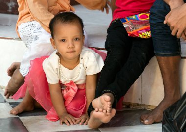 Tayland 'daki Budist tapınağındaki insanlar