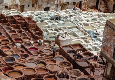 Fez, Fas - 19 Temmuz 2014: Fez, Fas 'taki geleneksel tabakhane çarşısı.