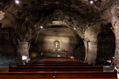 ZIPAQUIRA, COLOMBIA - 22 Ekim 2015: Yeraltı tuz katedralindeki şapel Zipaquira çok renkli tünellerde bir madenden inşa edildi. 