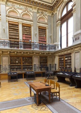 Şehirdeki eski restoranın içinde.